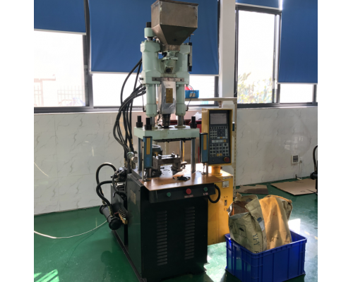 Vertical injection molding machine