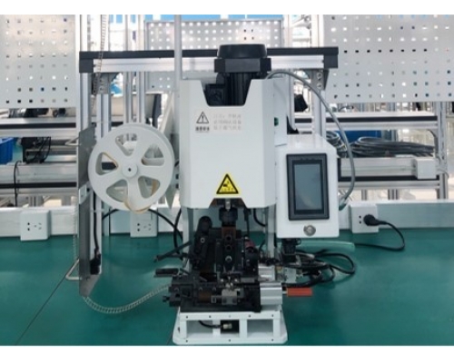 Atuomactic stripping and crimping machine