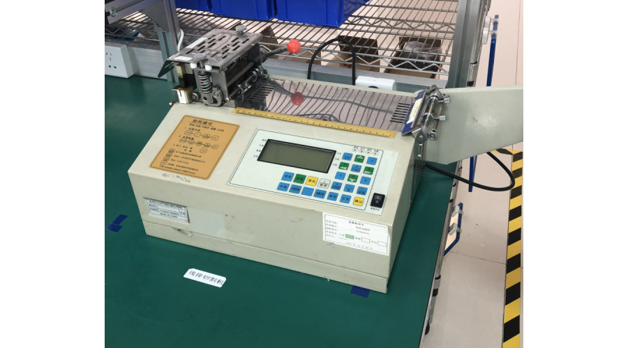 Ribbon cable cutting machine
