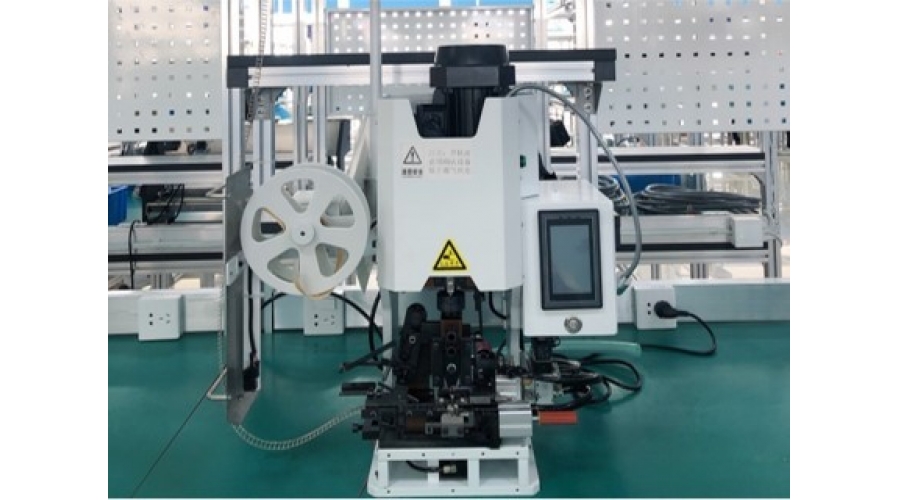 Atuomactic stripping and crimping machine